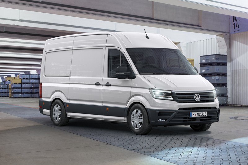 Volkswagen Crafter doi thu Ford Transit 